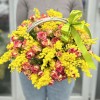 Ароматная мимоза с кустовыми розами в корзине